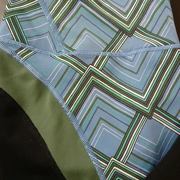 Victoria Sport VSX Knockout Capri Leggings M geometric color block activewear - Picture 2 of 12